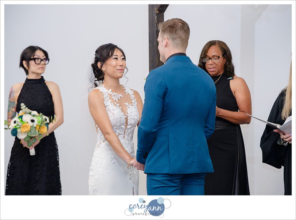 indoor wedding ceremony at pro football hall of fame in canton ohio